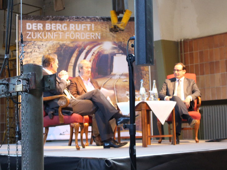 v.l.: Burkhard Jung, Oberbürgermeister von Leipzig, Moderator Andreas Rietschel und Thomas Kufen, Oberbürgermeister von Essen. Foto: Nino Milizia