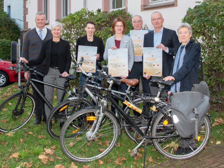 Landvolk Geschäftsführer Volker Meier, Landrätin Christiana Steinbrügge, Manuela Hahn vom Regionalverband, Projektkoordinatorin Kerstin Geffers, Kreisbauamt Claus-Jürgen Schillmann, Samtgemeindebürgermeister Oderwald Marc Lohmann und ADFC-Vorstand Erica Neumann freuen sich auf die 2. Braunschweiger LANDpartie 2020.
Foto: Tanja Bischoff