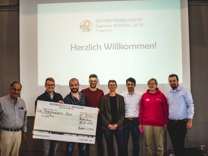 Die Sieger mit der Jury: Prof. Reza Asghari, Eike Cordes, Mohamed Beidoun, Nico Serapins, Dr. Manuela-Christina Hahn, Hadi Ghorashi, Hildegard Alexius, Tim Nieländer (von links nach rechts). Foto: Entrepreneurship Hub