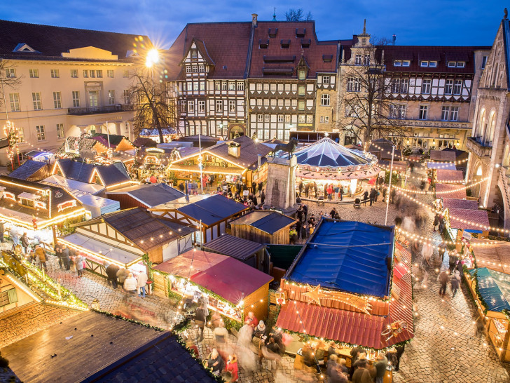 Der Burgplatz ist mit seinem historischen Ambiente und dem Braunschweiger Löwen das Herzstück des schönsten Weihnachtsmarktes Norddeutschlands. Foto: Braunschweig Stadtmarketing