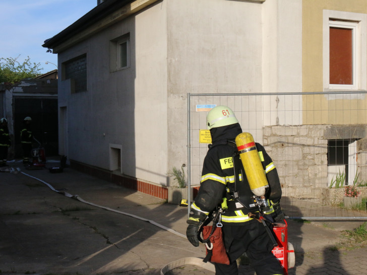 Unter dem Einsatz von Atemschutzgeräten löschten die Einsatzkräfte das Feuer. Foto: Werner Heise