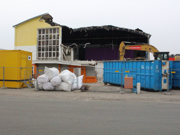 Die alte Industriehalle and der Daimlerstraße wird abgerissen. Foto: Bernd Dukiewitz