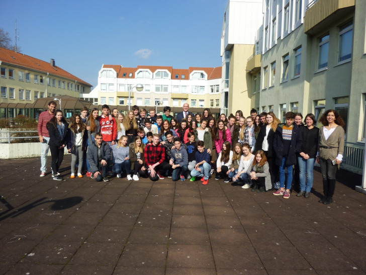 Eine Gruppe spanischer Austauschschüler und deren Gastschüler wurden vom Landrat begrüßt. Foto: Landkreis Peine