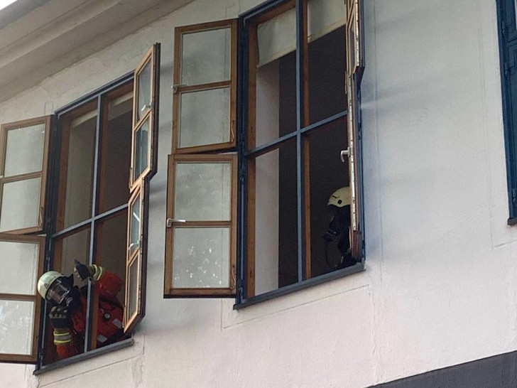 Die Einsatzkräfte in der betroffenen Wohnung. Fotos: Feuerwehr Schöppenstedt