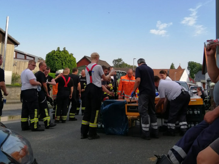 Die Schnelleinsatzgruppe des DRK-Kreisverbands Wolfenbüttel versorgte die Feuerwehrleute beim Einsatz in Remlingen mit Getränken. Fotos: DRK