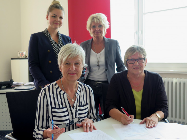 Verlängerten die erfolgreiche Kooperation um weitere drei Jahre: Wirtschaftsförderin Ina Anja Hallmann, Innovationsberaterin Katrin Beyer (stehend, v.l.) sowie Landrätin Christiana Steinbrügge und Ostfalia-Präsidentin Professor Rosemarie Karger (sitzend, v.l.). Foto: Landkreis Wolfenbüttel