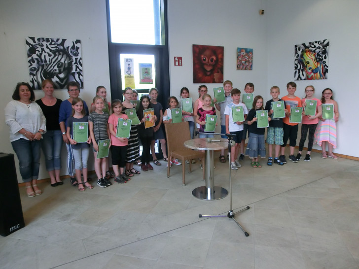 Trotz der großen Hitze kamen zahlreiche Schülerinnen und Schüler der 4. Klassen aus 19 Grundschulen Salzgitters in die Stadtbibliothek. Foto: Stadt Salzgitter