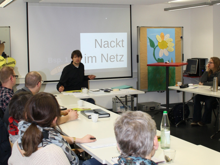 Moritz Becker vom medienpädagogischen Verein Smiley e.V., Hannover referiert zu Konflikten unter Schülern im Netz. Foto: Landkreis Peine
