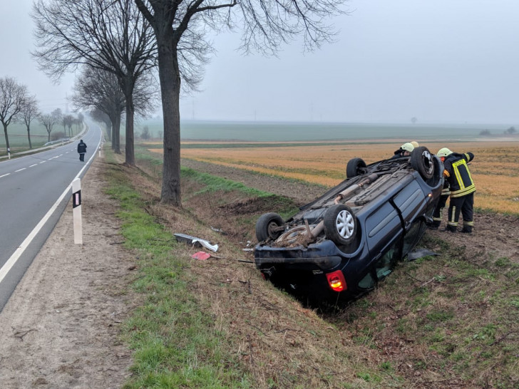 Die Bäume hat das Auto knapp verfehlt. Foto: Feuerwehr Helmstedt