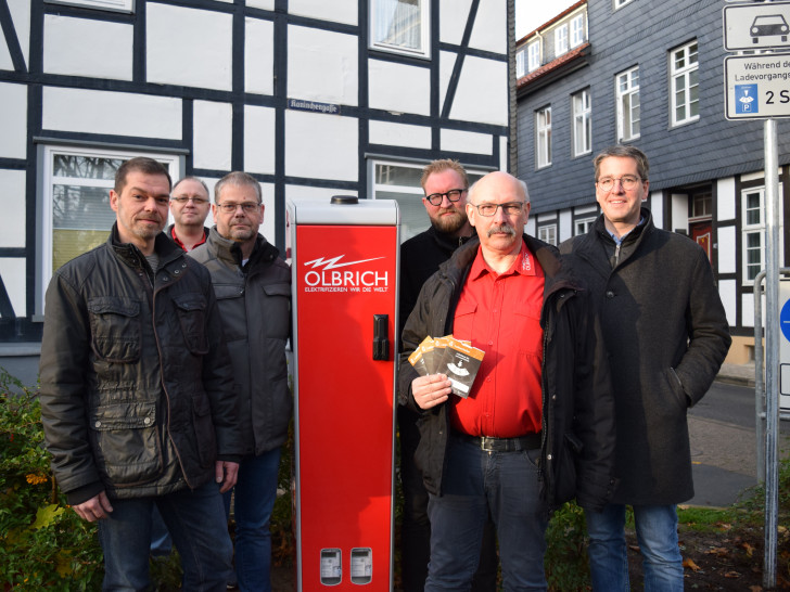 Dr. Oliver Junk (von rechts), Bernhard Olbrich, Arkadiusz Szczesniak, Mathias Brand, Jörg Döbbel von der Firma Olbrich und Michael Hille freuen sich über die neue Ladesäule in der Innenstadt.

Foto: Stadt Goslar