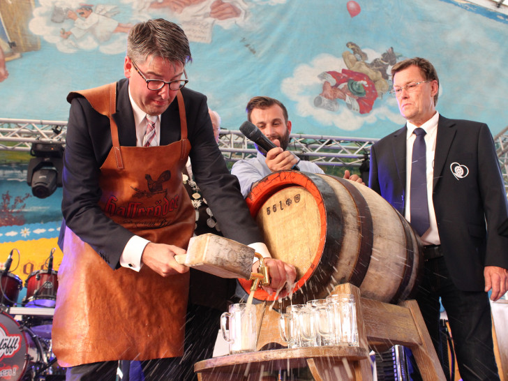 Das Schützenfest Goslar wurde am Abend mit dem Bierfass-Anstich durch den Oberbürgermeister offiziell eröffnet. Fotos: Anke Donner 