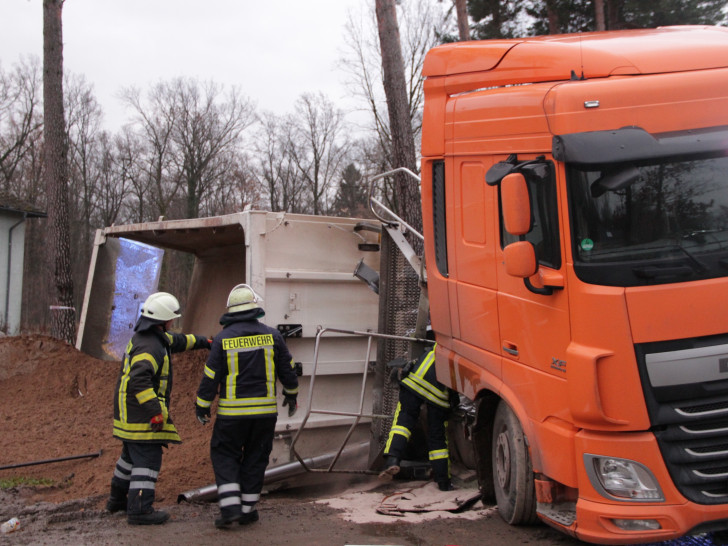 Die Feuerwehr musste das austretende Öl entsorgen. Fotos: Feuerwehr Goslar