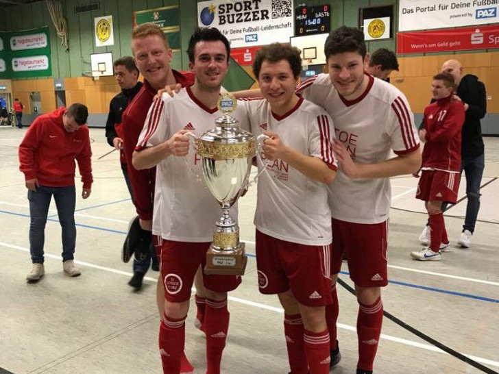 Stefan Kleinschmidt, Daniel Jacob, Onur Bacaksiz und Daniel Kudlek (vl.n.r.) feiern den Turniersieg. Foto: Verein