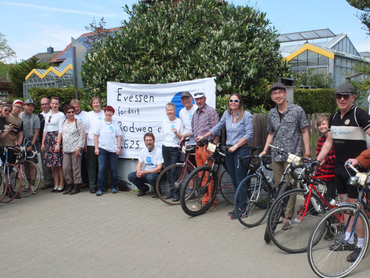 Mitglieder der Radweginitiative Evessen begrüßen die Teilnehmer von Velo Classico mit einem Transparent. Foto: Foto: H. Judih

