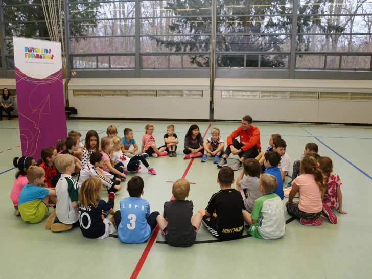 Sportstunde mit Sven Knipphals in der Grundschule Eichendorffschule. Foto: Volksbank BraWo