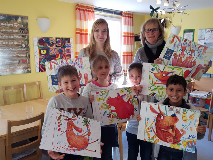 Susanne Pensler (links) und Barbara Gabriel freuen sich mit den Kindern über den tierischen Kalender. Foto: WoBau