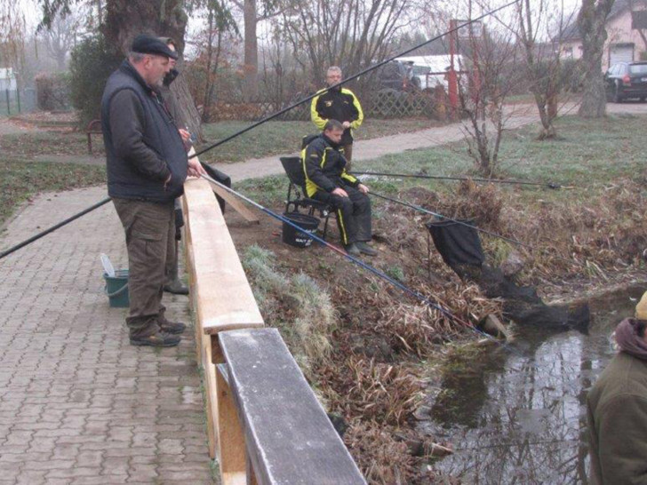 Mitglieder des Angelsportvereins bei ihrer Arbeit. Foto: Angelsportverein Wolfenbüttel