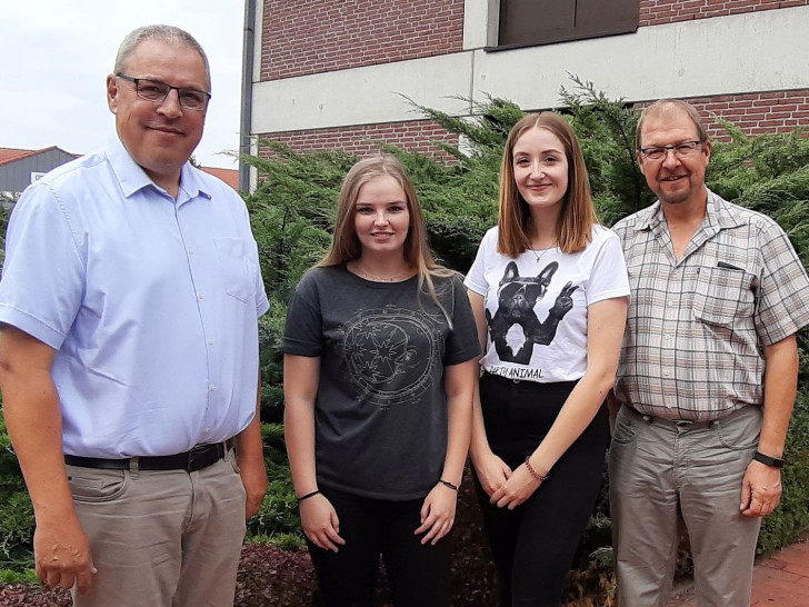 Samtgemeindebürgermeister Matthias Lorenz, Lena-Marie Küpper, Merle Gask und Volker Klisch, Allgemeiner Vertreter des Samtgemeindebürgermeisters. Foto: Samtgemeinde Nord-Elm