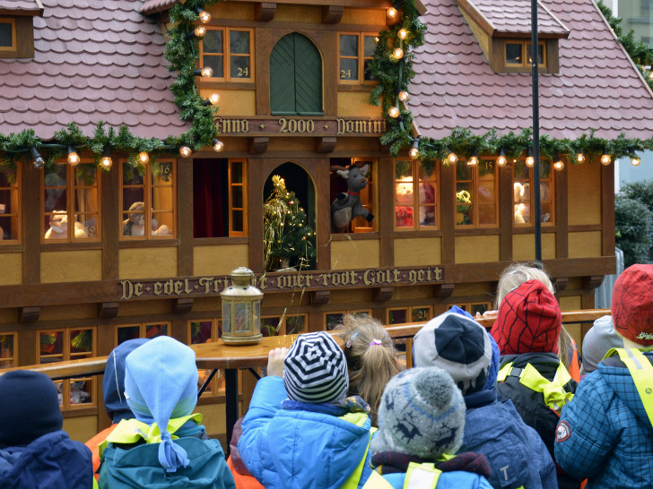 Weihnachtsbasteleien, Puppenspiele und selbstgebackene Kekse: Der Braunschweiger Weihnachtsmarkt bietet ein abwechslungsreiches Programm für die kleinen Gäste.
Foto: Braunschweig Stadtmarketing GmbH/Daniel Möller

 