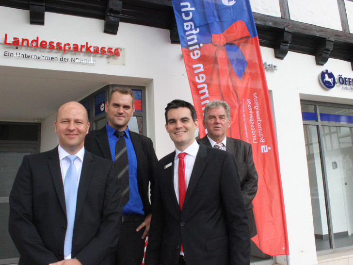 Stefan Kühne, Bastian Wesche, Christoph Ließ und Manfred Wesche bei der Eröffnung des neuen Finanzcenter in der Südstadt. Foto: Anke Donner 