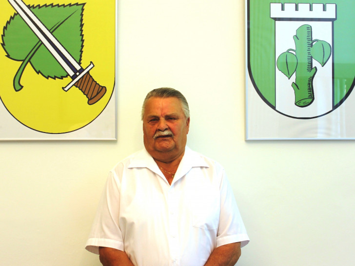 Im Bild Werner Hoffmann, Vorsitzender des SOVD Sickte-Hötzum vor den Wappen von Sickte (links) und Veltheim (rechts). Foto: Privat