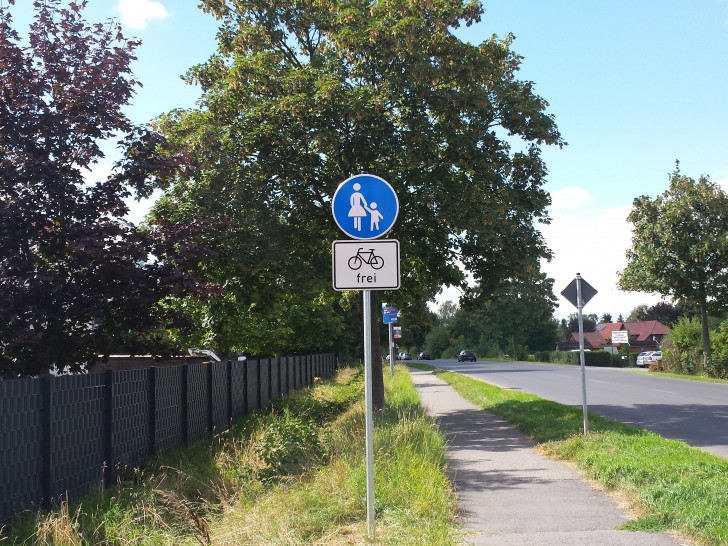 Nach den neuen Schildern können Radfahrer selbst entscheiden: Fußweg oder Straße. Foto: Diethelm Krause-Hotopp