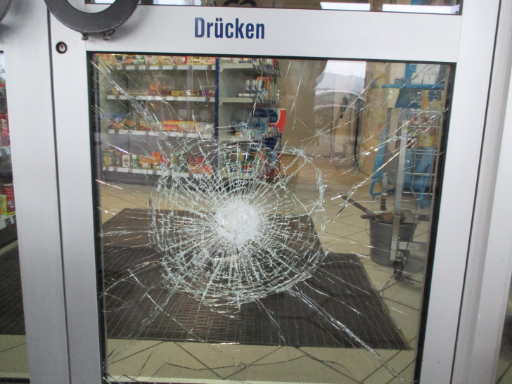 Die Eingangstür der Tankstelle wurde mit einem Gully-Deckel gewaltsam geöffnet. Foto: Polizei