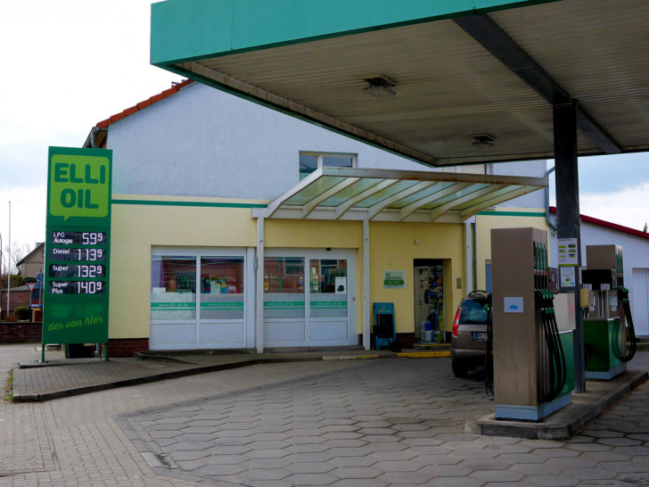 Wieder schlugen die Räuber hier zu, bei der Elli Oil Tankstelle an der Peiner Straße in Stederdorf. Foto: Alexander Panknin