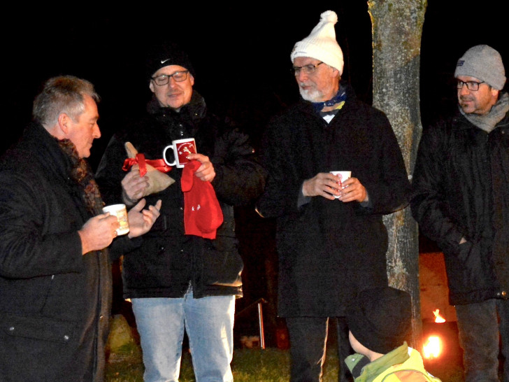 Die beiden „Glühwein-Druiden“ Christian Schönborn (2.v.l.) und Reiner Fuhrmann (ganz rechts) bedankten sich bei Frank Oesterhelweg (l.) für seine großzügige Spende mit einem eigens geschaffenen Dankeschön-Becher und einem „Glubsch“, einem Glühwein-Utensilien-Beutel für Schulenrode. Mit dabei: Ortsbürgermeister Helmut Wolk. Foto: Döring