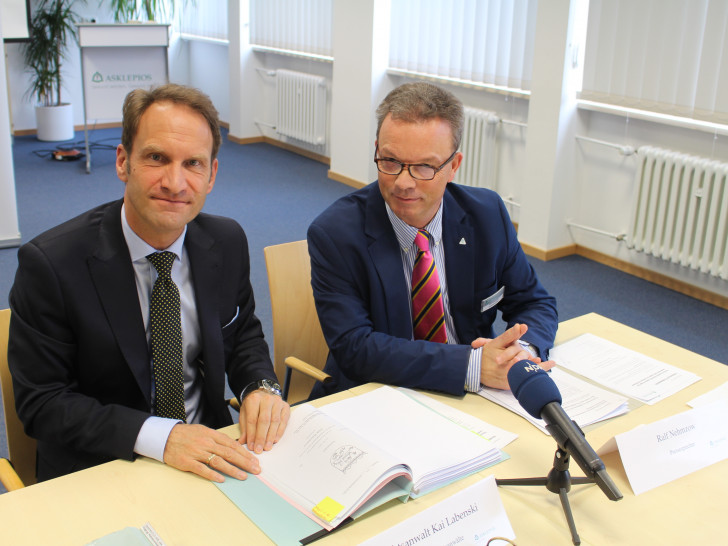 Kai Labenski und Ralf Nehmzow mit dem Privatisierungsvertrag. Fotos und Podcast: Alexander Dontscheff
