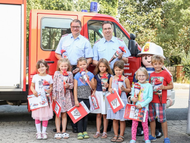 Die Kinder mit ihrer Schultüte, übergeben von Christian Hoppe und Olaf Thurow. Foto: Feuerwehr Brechtorf