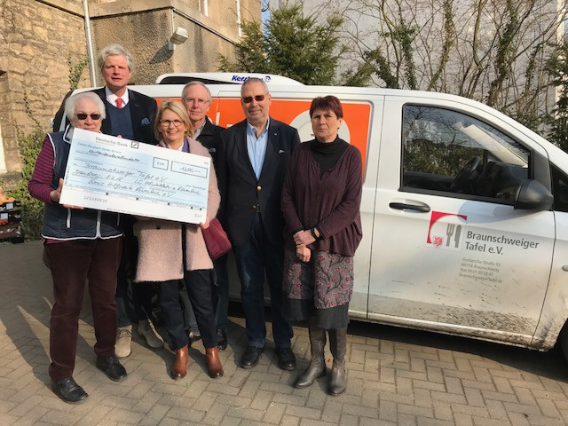 Die Präsidenten der beiden Lionsclubs Claudia Heemsoth und Jan Radmacher übergaben die Spende an Waltraut Wolter, Karin Gerecke, Dr. Gerhard Stier-Friedland und Bernd Assert von der Tafel Braunschweig e.V.  Foto: Lions-Club