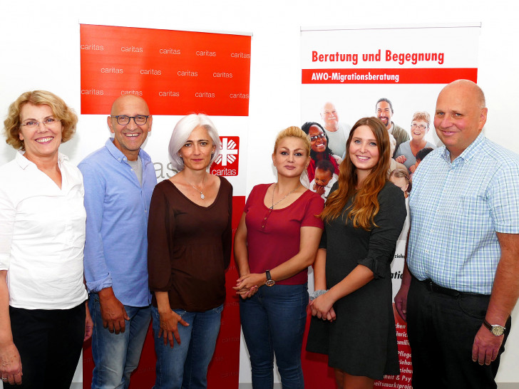 Der Caritasverband Braunschweig, hier mit (von links) Vorstand Magdalena Gruber sowie Maurizio López Alzate, und der AWO-Bezirksverband mit (von rechts) Martin Stützer und Chantal Ihle, sind die Träger der beiden vom Bund geförderten Migrationsberatungsstellen für erwachsene Zuwanderer (MBE) in Braunschweig. Ashna Azad (Mitte rechts), Kurdin aus dem Irak,  und Marisa Tellez (Mitte links), EU-Bürgerin aus Spanien, haben sich in den MBE's beraten lassen und mittlerweile einen Arbeitsplatz gefunden. 

Foto: Caritas/AWO, Karsten Mentasti 