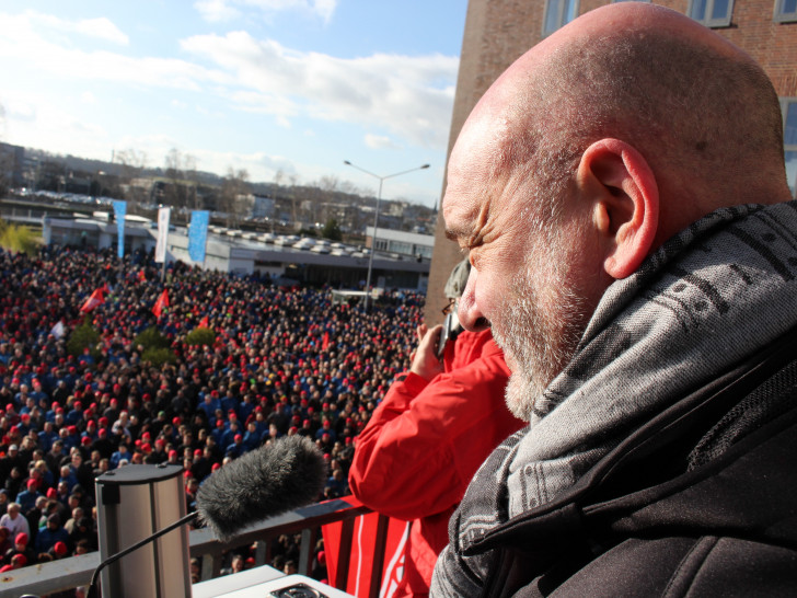 Bernd Osterloh erinnerte an den Warnstreik, an dem sich ingesamt mehr als 20.000 Mitarbeiter beteiligten. Foto: Sandra Zecchino