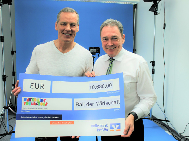 Thomas Fast, übergibt Henry Maske den Spendenscheck für sein Stiftungsprojekt "PerspektivFabrik". Foto: Volksbank BraWo