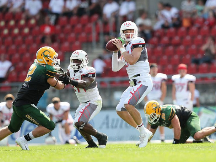 Quarterback Jadrian Clark (am Ball) zeigte in Köln erneut eine starke Leistung. Foto: Agentur Hübner/Archiv