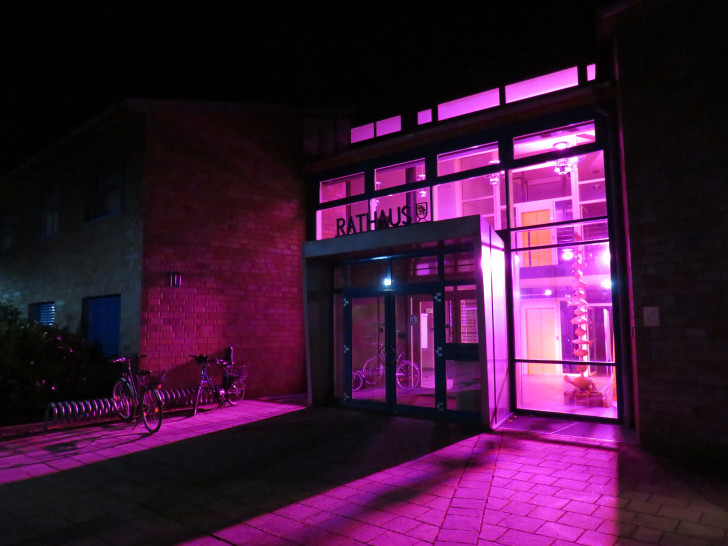 Das Rathaus der Gemeinde Lehre erstrahlt in Pink. Foto: Gemeinde Lehre