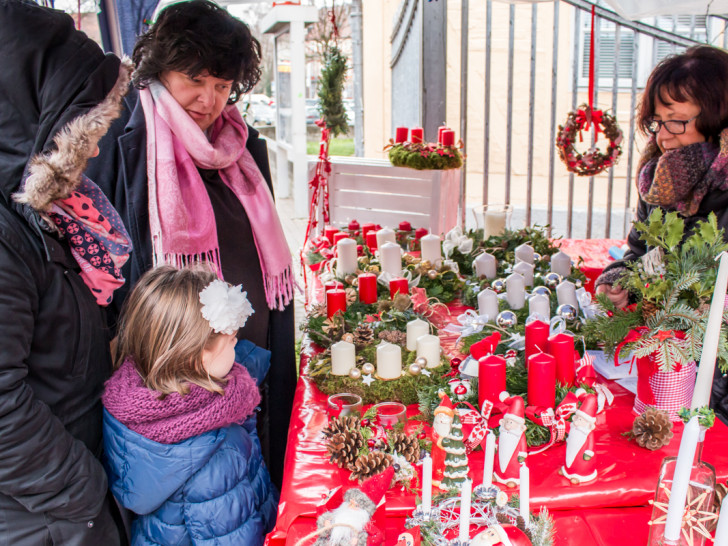 Mit viel Freude und Mühe haben Mitglieder des Kinderschutzbundes Wolfenbüttel allerlei Weihnachtsdekoration für den Verkauf gebastelt. Foto: Werner Heise