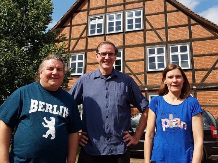 Verschafften sich an Ort und Stelle einen Einblick (von links): Landtagskandidat Ercan Kilic, Grünen-Vorstandssprecher Michael Siano und Landtagskandidatin Ulrike Siemens vor dem Medienzentrum im Alten Dorf von Lebenstedt. Foto: Grüne Salzgitter