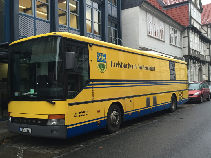 Der Bücherbus fährt anlässlich des  Vorlesetags die Mühle in Erkerode.  Foto: Max Förster