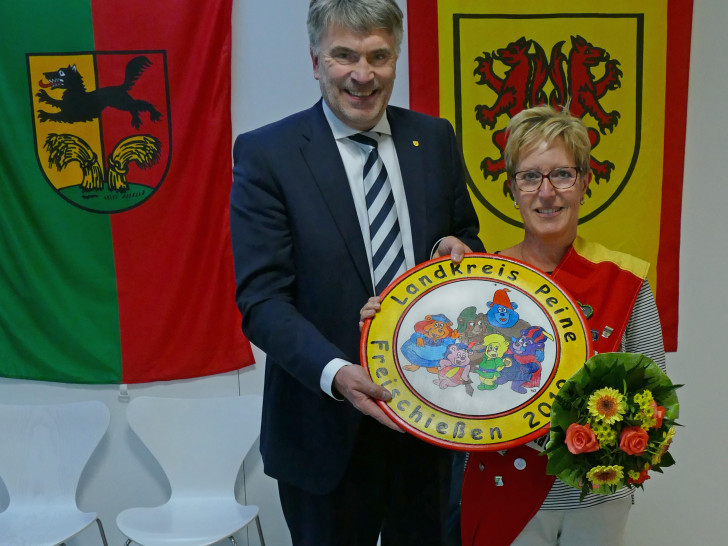 Erster Kreisrat Henning Heiß gratuliert der neuen Landkreis-Königin Gabriele Rosenow. Foto: Landkreis Peine