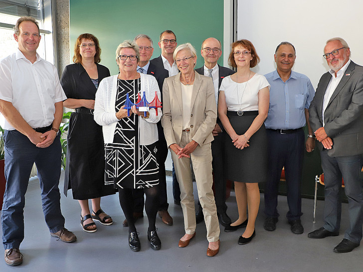 Eine symbolische gemeinsame Brücke beider Hochschulen zu den Unternehmen halten (von links) Prof. Professor Gert Bikker, Vizepräsident der Ostfalia, Professorin Simone Kauffeld, TU Braunschweig, Ostfalia-Präsidentin Rosemarie Karger, die Transferbeauftragten Jörg Saathoff und Kai Hillebrecht, Staatssekretärin Dr. Sabine Johannsen, TU Braunschweig-Vizepräsident Ulrich Reimers, Dagmar Wilgeroth und Professor Reza Asghari vom Entrepreneurship Hub, Burkhardt Nelius, iTUBS GmbH. Foto: Kristina Rottig/TU Braunschweig

 