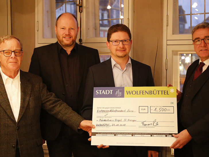 Norbert Pabst, Pfarrer Matthias Eggers, Christian Peyerl und Bürgermeister Thomas Pink (v. li.). Foto: Stadt Wolfenbüttel