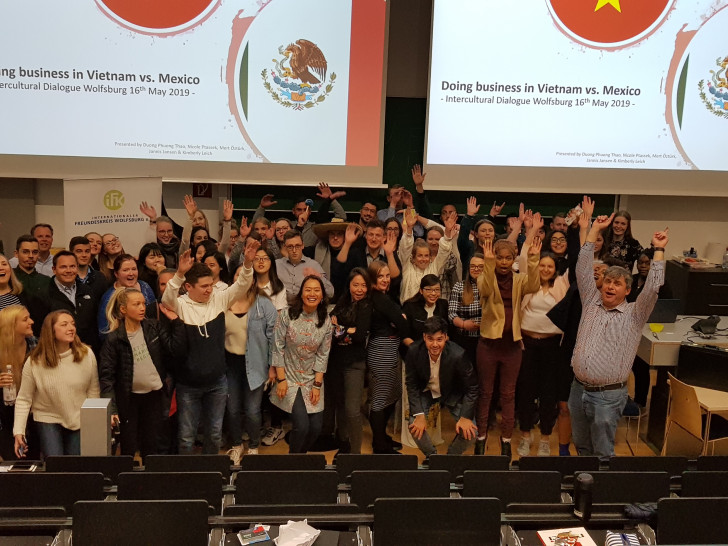 Gruppenfoto der internationalen Studierenden der Ostfalia und der Studierenden der University of Tennessee Chattanooga. Foto: Hochschule Ostfalia