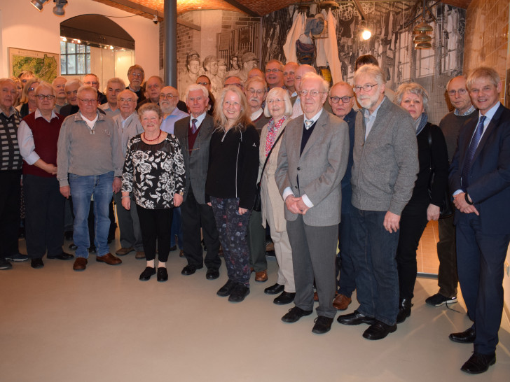 Gruppenfoto der neu ernannten Ortsheimatpflegerinnen und Ortsheimatpfleger mit Oberbürgermeister Frank Klingebiel. Foto: Stadt Salzgitter