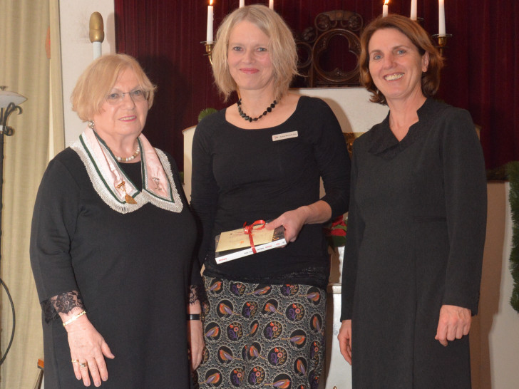 Inge Frenzel-Ellerbrock (von links) überreichte den Umschlag mit der Spende an Andrea Reinhardt-Ziola und Beate Schwarze vom Vorstand des Fördervereins des Frauenschutzhauses. Foto: privat
