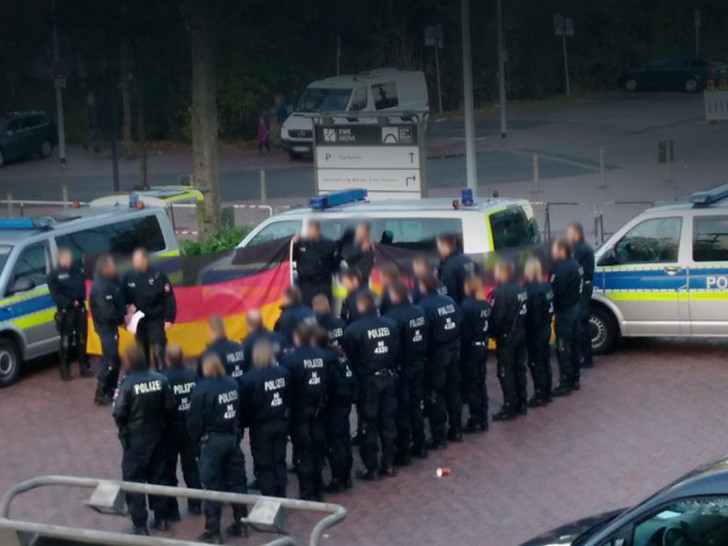 Die Polizisten wähnten sich unbeobachtet, bis "Hunderte AfDler den Gruß mit dem Absingen der Nationalhymne" (Hampel) erwiderten. Foto: AfD Gifhorn