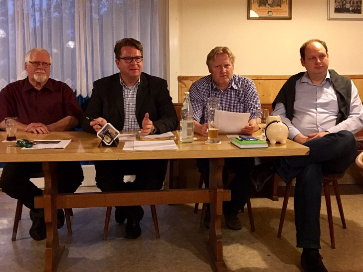 Von links: Präsident Jürgen Wendt, MdB Carsten Müller, OV- Vorsitzender Thorsten Wendt und CDU- Landtagskanditat Jan-Tobias Hackenberg.
Foto: CDU-OV Wabe-Schunter