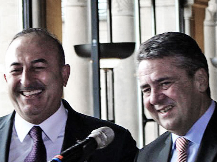 Augenscheinlich ein herzliches Treffen: Mevlüt Cavusoglu und Sigmar Gabriel. Foto: Frederick Becker