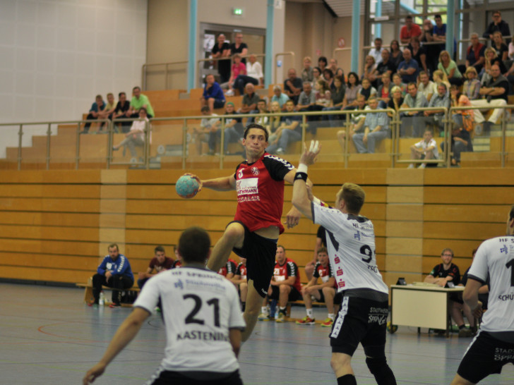 In einem Testspiel im Rahmen der Oberligavorbereitung gastierten die Zweitligahandballer aus Springe am Mittwochabend in der Sporthalle Alte Waage. Foto: Marius Wenck